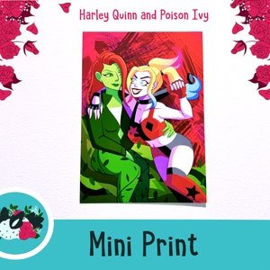 Puede incluir: Mini impresión con Harley Quinn y Poison Ivy, dos personajes femeninos de DC Comics. Harley lleva su característico traje de bufón rojo y negro, mientras que Ivy lleva un atuendo verde y negro. El fondo es un diseño abstracto rojo y negro.
