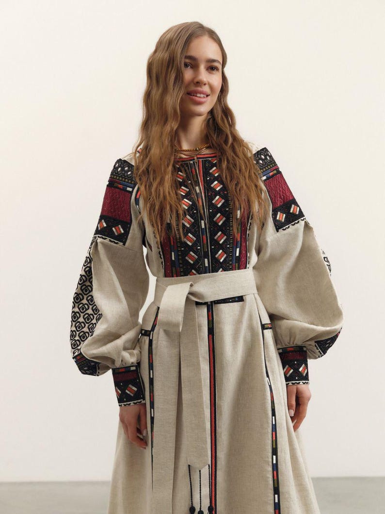 Sable Wool Robe Robe brodée couleur sable 100 % lin pour femme Vyshyvanka élégante avec ...