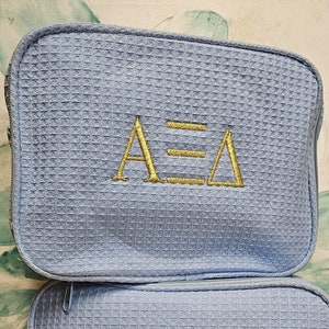 Nouvelles lettres de sororité brodées Trousses de maquillage personnalisées gaufres cadeaux de mariée brodés noms de sororité universitaire cadeau de fête des mères