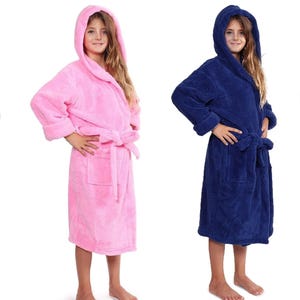 Puede incluir: Siete batas con capucha en diferentes colores, incluyendo lavanda, rosa, rojo, azul marino, gris y blanco. Las batas tienen un cinturón de atar y están hechas de tela suave y de felpa.