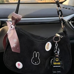 Sac baguette lapin avec broderies en velours côtelé élégant sac baguette blanc avec chaînes en métal