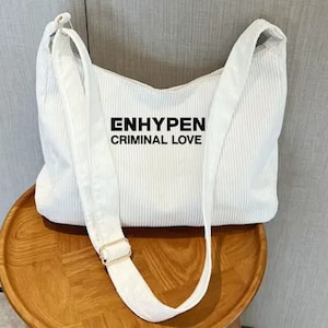 Kpop inspirierte gestickte Schultertasche mit großer Kapazität und Anpassungsoption