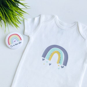 Cache-couche arc-en-ciel personnalisé, couleurs arc-en-ciel au choix, bodies arc-en-ciel, cadeau shower, cadeau naissance, bébé arc-en-ciel