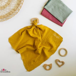Doudou パーソナライズされたおむつと木製のおしゃぶり、ファーストネーム入りおむつ、シャワーギフトアイデア、出産ギフト、セージおむつ、マスタードおむつ