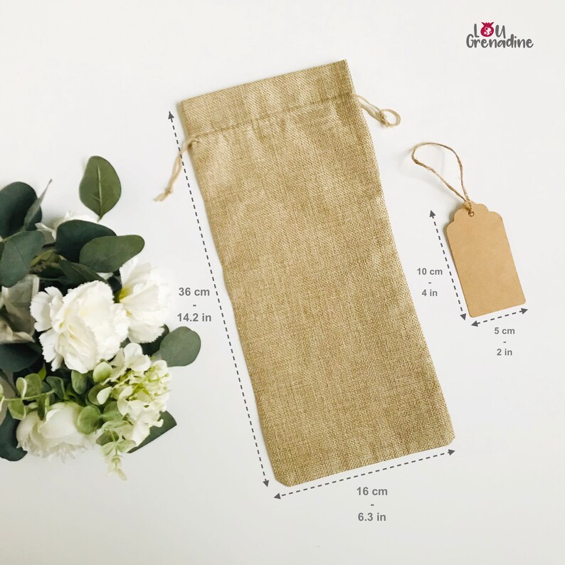 以下が含まれることがあります： ベージュのジュート製の巾着袋と茶色の紙製のギフトタグ。バッグのサイズは36cm&times;16cm、タグのサイズは10cm&times;5cm。タグには「LOU Grenadine」の文字が印刷されています。
