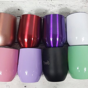 Puede incluir: Ocho vasos de vino de acero inoxidable en varios colores, incluyendo oro rosa, rojo, morado, blanco, rosa, lavanda, negro y verde.