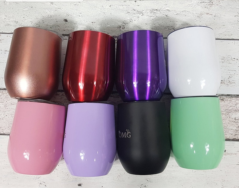 Puede incluir: Ocho vasos de vino de acero inoxidable en varios colores, incluyendo oro rosa, rojo, morado, blanco, rosa, lavanda, negro y verde.