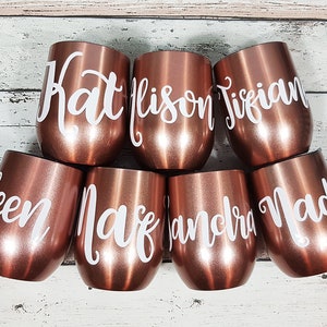 Puede incluir: Seis vasos de vino de acero inoxidable color oro rosa con nombres personalizados en blanco: Kat, Alison, Tiffian, Leen, Mafe y Sandra.