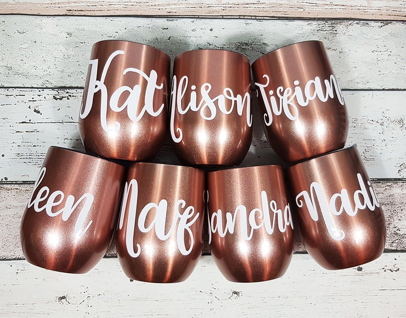 Puede incluir: Seis vasos de vino de acero inoxidable color oro rosa con nombres personalizados en blanco: Kat, Alison, Tiffian, Leen, Mafe y Sandra.