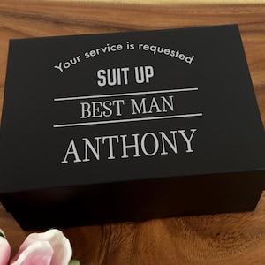 Suit Up Groomsman Voorstel / Uw service is vereist / Zal u mijn best man / groomsmen gift box / Sticker en Doos Alleen / Black Box / Naamgenoot