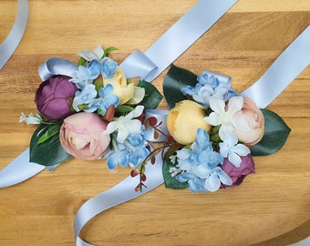 Blaue Handgelenk Corsage, Corsage und Knopflöcher in blau Set, perfekt für Hochzeit, Abschlussball, Brautjungfer, Bräutigam, Trauzeugen