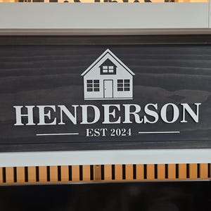 Handmade Familien Name Schild - Individuelles Rustikales Holz Schild mit Etabliert Datum | Maßgeschneiderte Geschenke | Housewarming Geschenke | Personalisiertes Holzschild