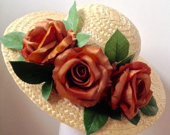 Élégant chapeau de paille à larges bords avec ruban marron et roses en tissu brun caramel - Tous nos articles sont des pièces UNIC