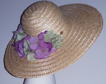 Elegante sombrero de ala ancha con hortensias de dos tonos para usar como fiesta o fiesta