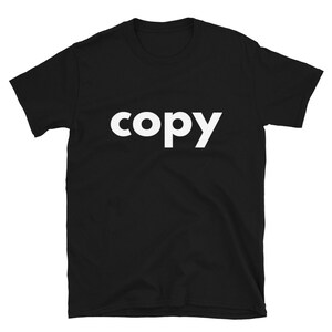 Puede incluir: Camiseta negra con la palabra "copy" impresa en blanco en la parte delantera.