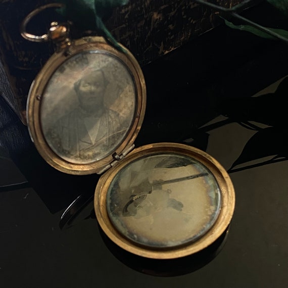 Antique Victorian Large Daguerrotype Photo Locket - image 5