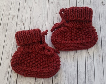 Socken, Babysocken, Handgestrickte Babysocken aus 100% Wolle, Neugeboren, Geschenk, Babyschuhe, Babybooties,  Farbe Kirschrot