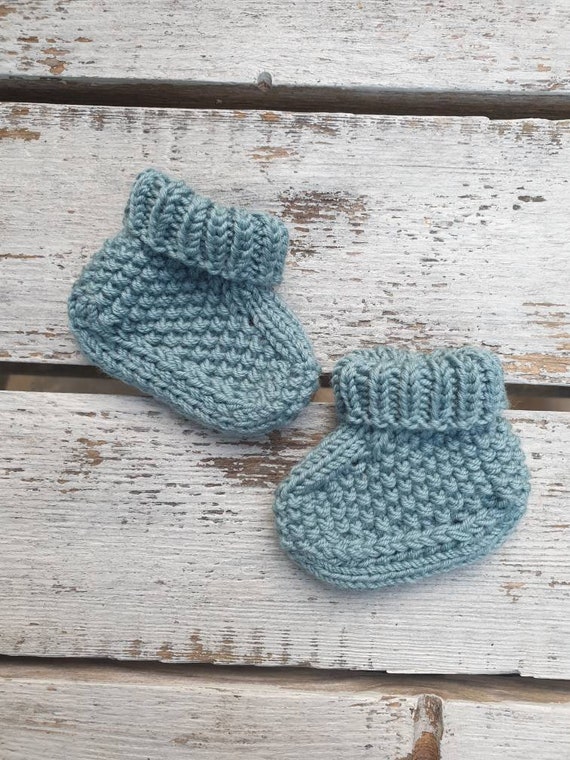 Calcetines de bebé de lana realistas. calcetines de niño recién nacido azul  para invitación de fiesta de cumpleaños, tarjeta de felicitación.