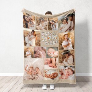 K&ouml;nnte beinhalten: Eine beige Fleece-Decke mit einer Collage von Fotos einer Mutter und ihrer Kinder. Die Fotos sind in einem Raster angeordnet und zeigen verschiedene Posen und Umgebungen. Der Text "Best Mom Ever" ist in einer dekorativen Schrift mit floralen Akzenten geschrieben.