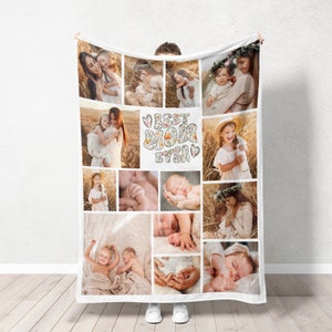 K&ouml;nnte beinhalten: Eine wei&szlig;e Fleece-Decke mit einer Collage von Fotos, die eine Familie zeigen. Die Fotos sind in einem Raster angeordnet und zeigen Bilder einer Mutter und ihrer Kinder. Der Text "Best Mom Ever" ist in einer floralen Schriftart in der Mitte der Decke geschrieben.