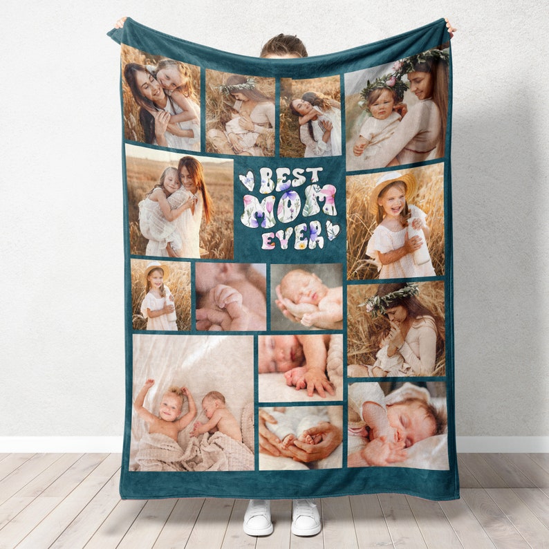 K&ouml;nnte beinhalten: Eine tealfarbene Fleece-Decke mit einer Collage von Fotos einer Mutter und ihrer Kinder. Die Fotos sind in einem Raster angeordnet und zeigen verschiedene Posen und Umgebungen. Der Text "Best Mom Ever" ist in einer bunten Schrift mit floralen Akzenten geschrieben.