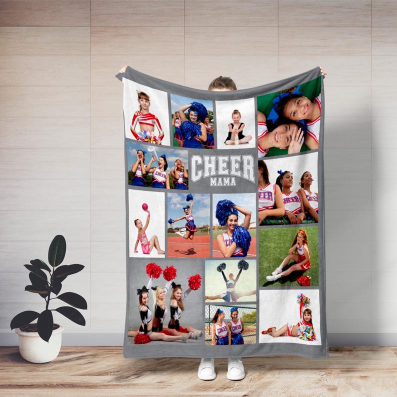 Puede incluir: Una manta de franela gris con un collage de fotos de animadoras. La manta tiene el texto "Cheer Mama" en el centro.
