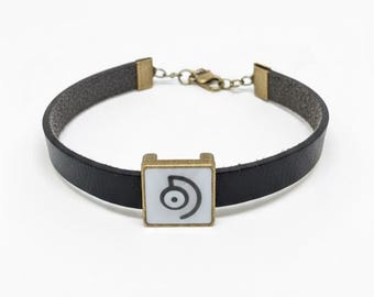 Pokemon Unown Gioiello Personalizzato. Bracciale o Collana in Ecopelle e Ottone e perla d'Ambra - Pokemon Gift - Pokemon Jewelry