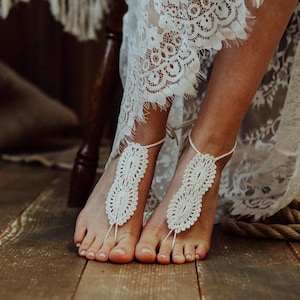Gehaakte blote voeten sandalen, boho-bruiloft enkelband, macraméaccessoire, wit