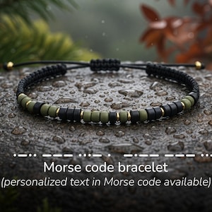 Peut inclure: Bracelet de perles noires et vert olive avec des accents dorés. Le bracelet est composé d'un cordon noir tressé et comporte une fermeture coulissante. Le texte de l'image indique "Morse code bracelet (texte personnalisé en code Morse disponible)".