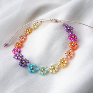 Handgemaakte kralen Rainbow Daisy armband, kralen bloem armband met aangepaste tekst cadeaubon, sierlijke kleurrijke minimalistische armband cadeau voor haar