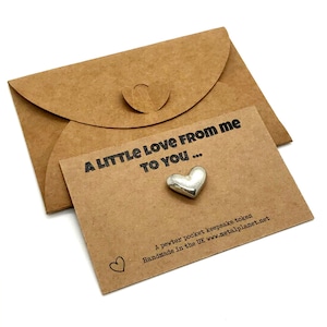 Un poco de amor de mí a ti - Mini ficha de bolsillo de corazón de peltre, hecha a mano en el Reino Unido.