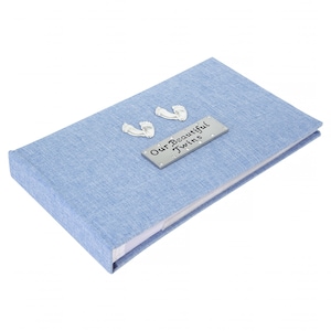 Il nostro bellissimo album fotografico con gemelli (blu denim/rosa/bianco) con delicato dettaglio dell'impronta
