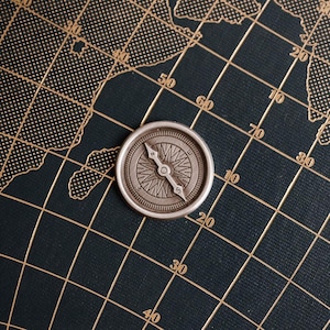 裏面に「旅行中は安全にお過ごしください」と書かれたコンパスポケットメタルトラベルトークン