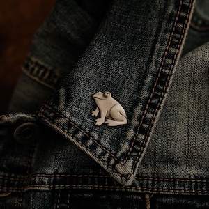 Pewter Frog Jacket Lapel Pin Brooch Nature Gift