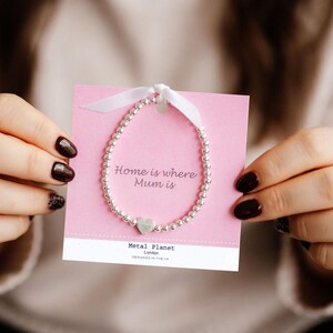 Bracciale mamma/mamma (casa è dove c'è mamma/mamma) Bracciale elastico a forma di cuore su un nastro rosa tenue legato, carta regalo con area per messaggio