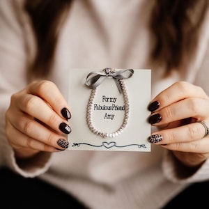 Bracciale dell'amicizia personalizzato - Bracciale elastico Mini Hearts su una carta stampata grigia personalizzata