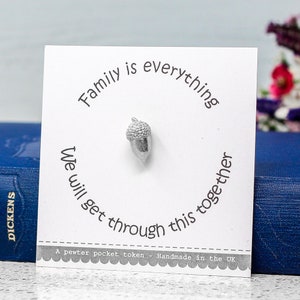 La famiglia è tutto - ghianda Pewter su carta regalo