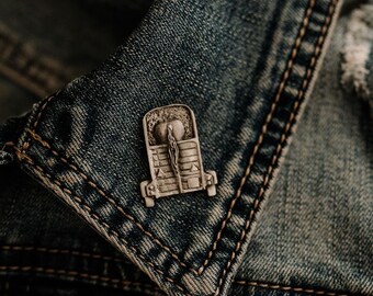 Horsebox jacket lapel pin Brooch Horselovers Stable Gift