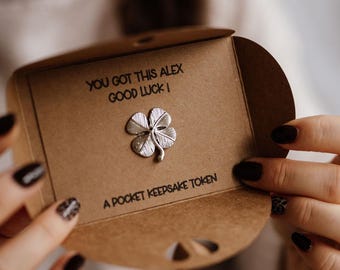¡Tú puedes! - Adorno de bolsillo personalizado de la suerte con forma de trébol de cuatro hojas.
