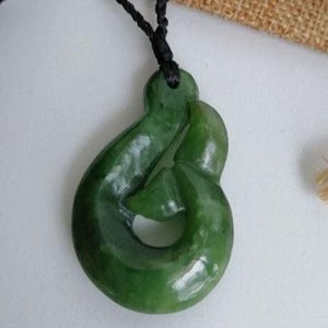 New Zealand JADE Greenstone Handmade Polished Whale Tail Large Pendant (44mm L x 30mm W, Unisex)