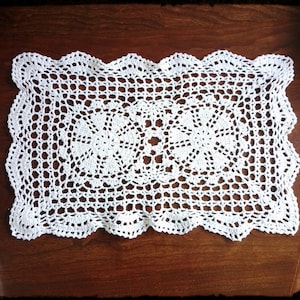 crochet doily / rectangle placemat / vintage style placemat / rectangle table topper