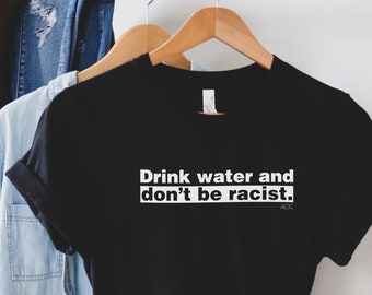 Beba agua y no sea camisa racista, AOC, DSA Merch, Declaración política, Bernie Sanders, Socialismo democrático