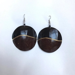 Boucles d'oreilles artisanales en forme de coquille de noix de coco