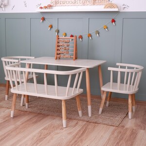 Tavolo Montessori personalizzabile per bambini con sedia e panca Windsor.