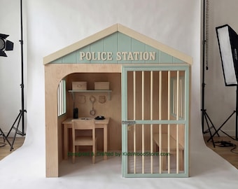 木製警察署プレイハウス + 子供用家具 | 25以上のテーマからお選びいただけます | オールインクルーシブのターンキープロジェクト