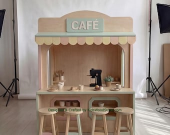 木製カフェプレイハウス + 子供用家具 | 25以上のテーマからお選びいただけます | オールインクルーシブのターンキープロジェクト
