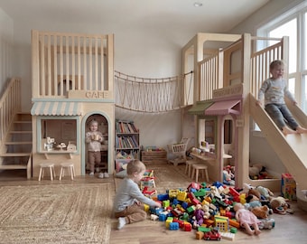 Könnte beinhalten: Ein Holzspielplatz mit einem Café, einem Eiscreme-Shop, einer Rutsche und einer Brücke. Das Café hat eine blau-weiß gestreifte Markise und der Eiscreme-Shop hat eine rosa und grüne Markise. Kinder spielen mit Spielzeug und auf der Rutsche.