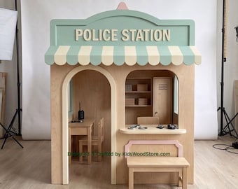 木製警察署プレイハウス + 子供用家具 | 25以上のテーマからお選びいただけます | オールインクルーシブのターンキープロジェクト