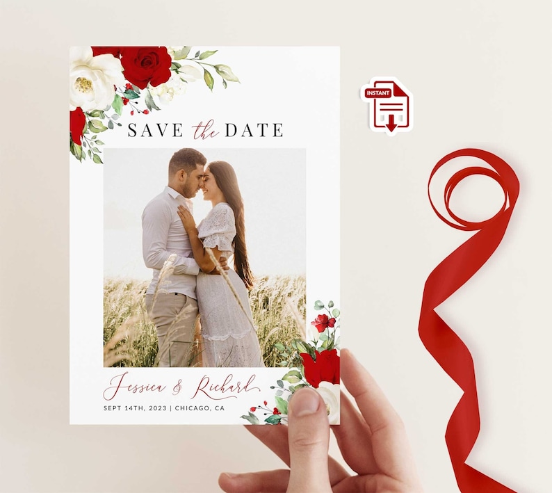 K&ouml;nnte beinhalten: Eine Save-the-Date-Karte mit einem Foto eines Paares, umrahmt von roten und wei&szlig;en Blumen. Der Text "SAVE the DATE" steht oben, mit den Namen "Jessica & Richard" und dem Datum darunter. Die Karte wird von einer Hand gehalten.
