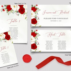 K&ouml;nnte beinhalten: Hochzeitspapeterie-Set mit floralen Designs aus roten Rosen und wei&szlig;en Blumen. Enth&auml;lt Tischkarten, Titelkarten und eine Kopf-Tischkarte. Die Karten haben Namen und Tischnummern. Ein rotes Band und ein Wachssiegel sind ebenfalls enthalten.